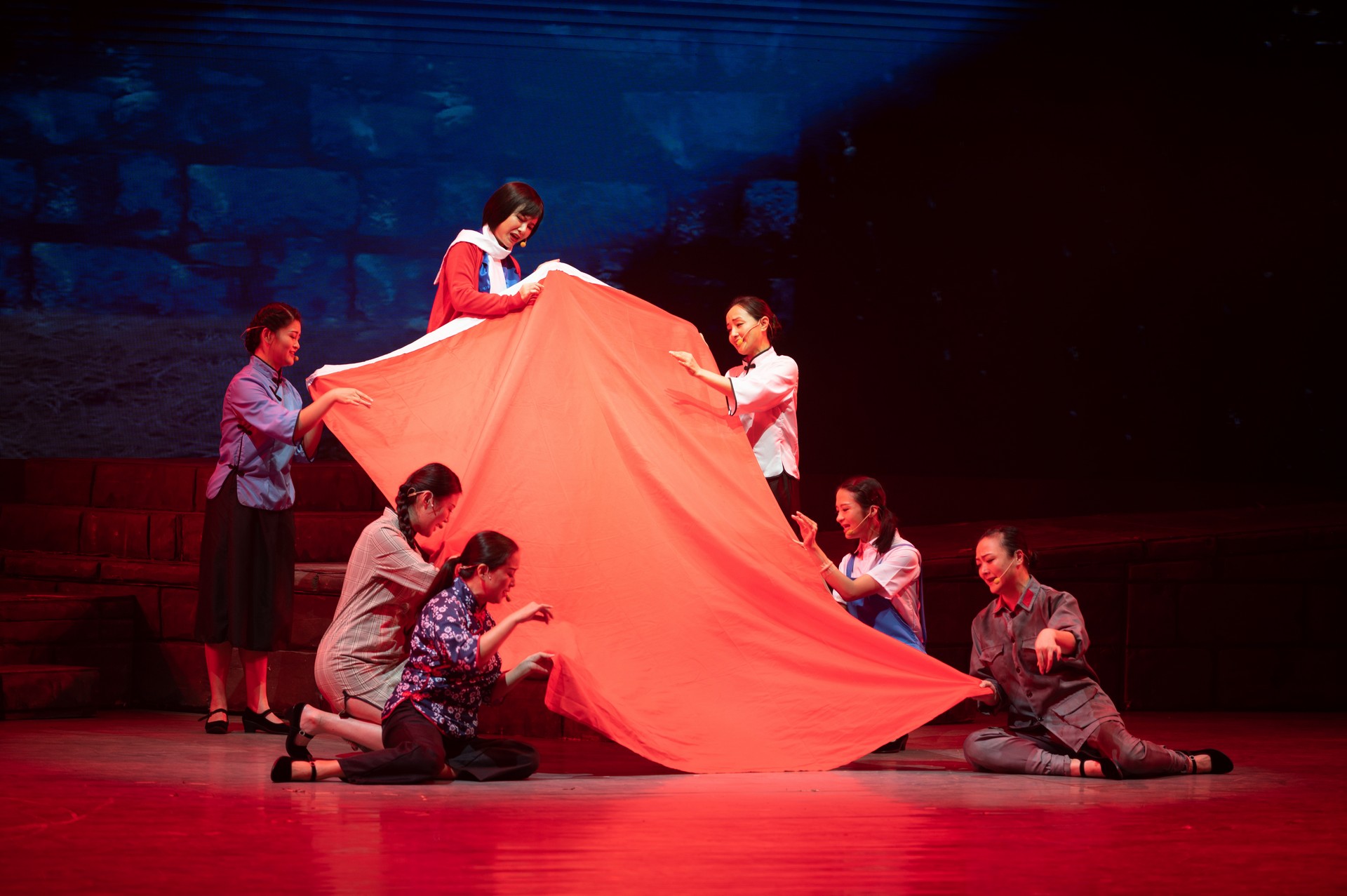 表演唱《繡紅旗》(圖1)